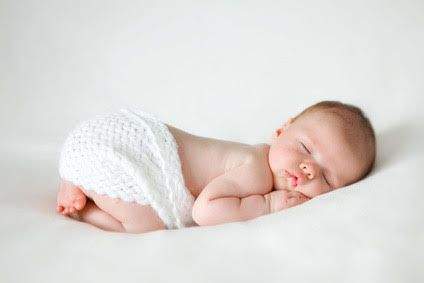 Bain enveloppé et sécurisant, le bébé retrouve des sensations familières : la chaleur, la contenance et l’apaisement vécus pendant la grossesse.